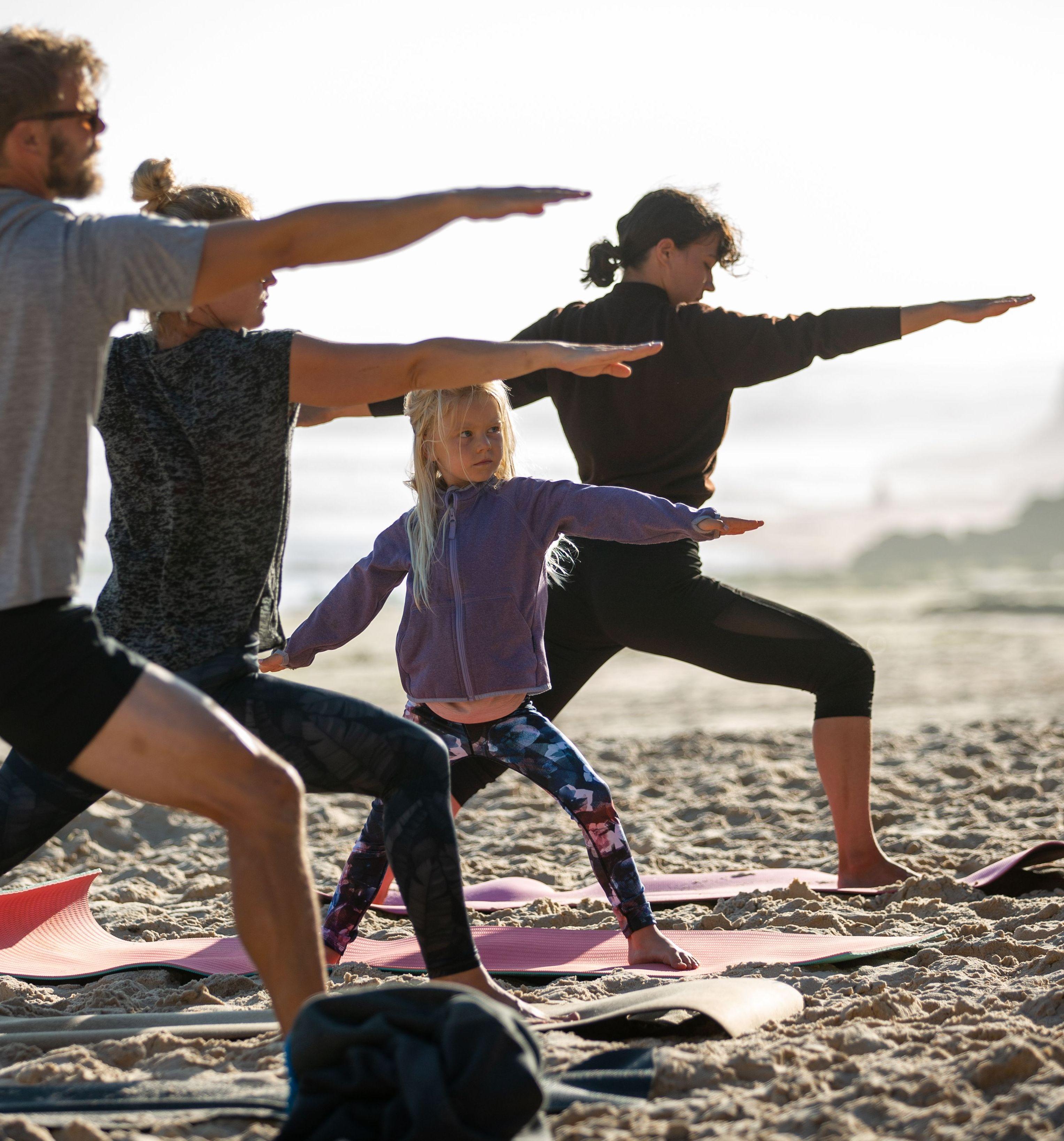 Yoga på stranden efter en surflektion